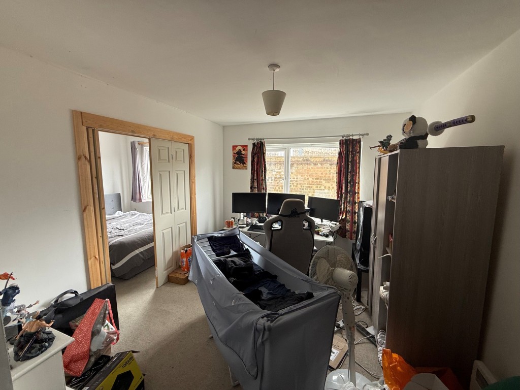 Lot: 105 - FLAT FOR INVESTMENT - Living room